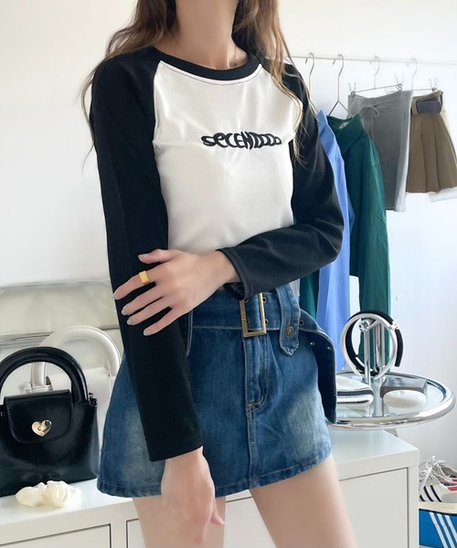 Chick(チック)の「Cropped Raglan Long Sleeve T-Shirt / クロップド ロゴラグランT(Tシャツ/カットソー・レディース・ブラック×ホワイト/ネイビー×ホワイト/ブラウン系その他/ブラック×グレー・L/M/S)」の3枚目の写真