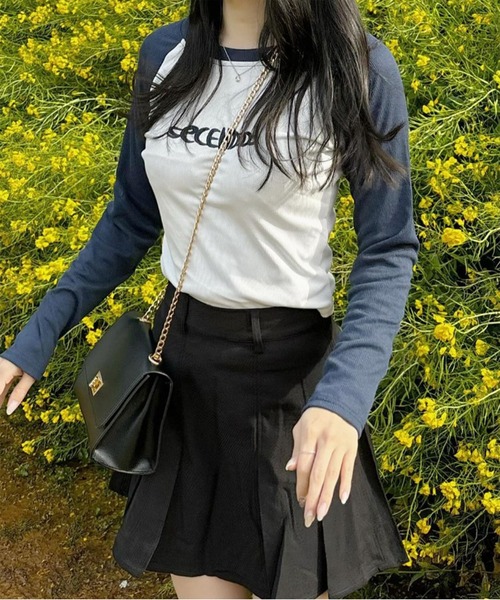 Chick(チック)の「Cropped Raglan Long Sleeve T-Shirt / クロップド ロゴラグランT(Tシャツ/カットソー・レディース・ブラック×ホワイト/ネイビー×ホワイト/ブラウン系その他/ブラック×グレー・L/M/S)」の4枚目の写真