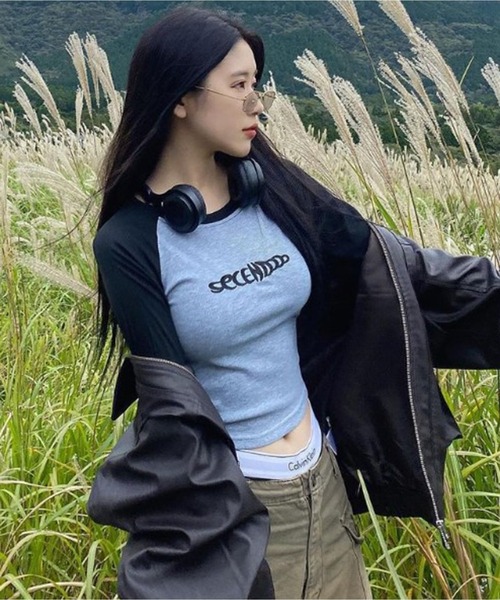 Chick(チック)の「Cropped Raglan Long Sleeve T-Shirt / クロップド ロゴラグランT(Tシャツ/カットソー・レディース・ブラック×ホワイト/ネイビー×ホワイト/ブラウン系その他/ブラック×グレー・L/M/S)」の18枚目の写真