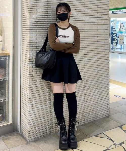 Chick(チック)の「Cropped Raglan Long Sleeve T-Shirt / クロップド ロゴラグランT(Tシャツ/カットソー・レディース・ブラック×ホワイト/ネイビー×ホワイト/ブラウン系その他/ブラック×グレー・L/M/S)」の8枚目の写真