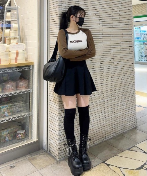 Chick(チック)の「Cropped Raglan Long Sleeve T-Shirt / クロップド ロゴラグランT(Tシャツ/カットソー・レディース・ブラック×ホワイト/ネイビー×ホワイト/ブラウン系その他/ブラック×グレー・L/M/S)」の7枚目の写真