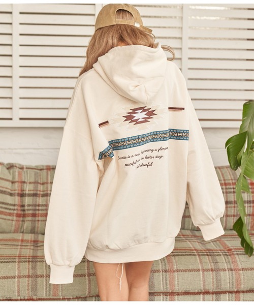 anap mimpi（アナップミンピ）の「裏起毛オルテガコーデュロイ×チロリアン刺繍フディートレーナー（パーカー・レディース・アイボリー/ダークグレー/ベージュ・FREE）」の2枚目の写真