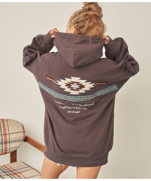 anap mimpi（アナップミンピ）の「裏起毛オルテガコーデュロイ×チロリアン刺繍フディートレーナー（パーカー・レディース・アイボリー/ダークグレー/ベージュ・FREE）」の3枚目の写真