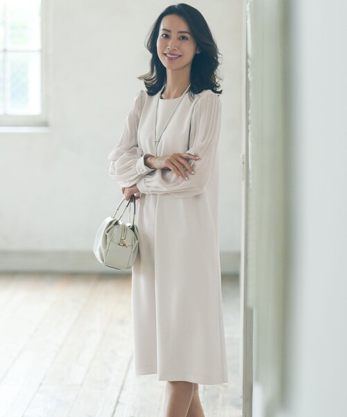 23区(ニジュウサンク)の「【セットアップ対応】トリアセダブルジョーゼット シフォンスリーブ ワンピース(ワンピース・レディース・ベージュ系/ネイビー系/ブラック系・32)」の2枚目の写真