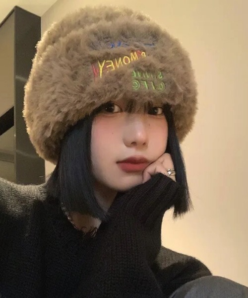 TONE SELECT GOODS（トーンセレクトグッズ）の「【float】ふわふわ ロゴ刺繍 フェイクファー ニット帽（ニットキャップ/ビーニー・レディース・ホワイト/ブラック/ベージュ・FREE）」の3枚目の写真