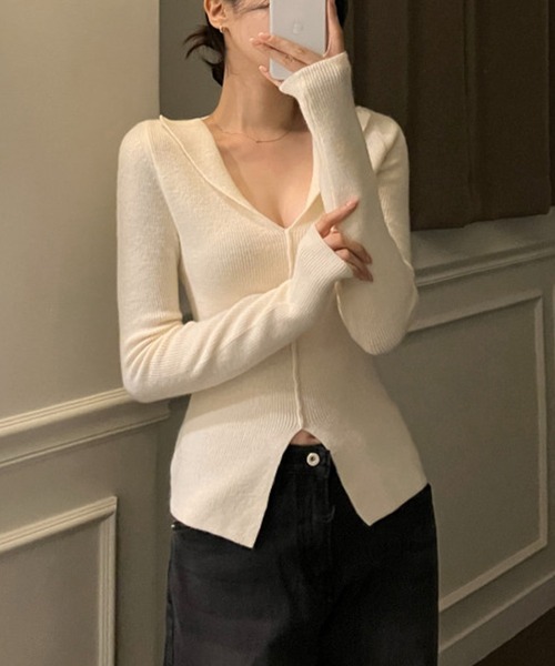 Jasmine Grandiflorum(ジャスミングランディフローラム)の「【Jasmine】Vネック前スリットニットトップス(ニット/セーター・レディース・オフホワイト/ブラック・FREE)」の2枚目の写真