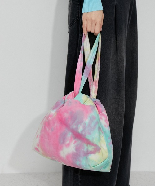 ADAM ET ROPE'（アダムエロペ）の「【サステナブル】タイダイ柄巾着バッグ（ハンドバッグ・レディース・ライトグリーン/オレンジ系その他・FREE）」の2枚目の写真