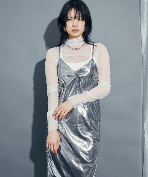 uyu.（ウユ）の「Metallic Side Drawstring Dress / メタリックサイドドロストキャミワンピース【uyu./ウユ】（ワンピース・レディース・シルバー/ブラック・FREE）」の2枚目の写真