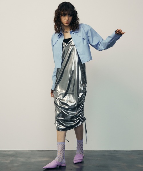 uyu.（ウユ）の「Metallic Side Drawstring Dress / メタリックサイドドロストキャミワンピース【uyu./ウユ】（ワンピース・レディース・シルバー/ブラック・FREE）」の3枚目の写真