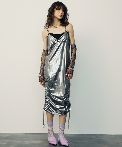 uyu.（ウユ）の「Metallic Side Drawstring Dress / メタリックサイドドロストキャミワンピース【uyu./ウユ】（ワンピース・レディース・シルバー/ブラック・FREE）」の7枚目の写真