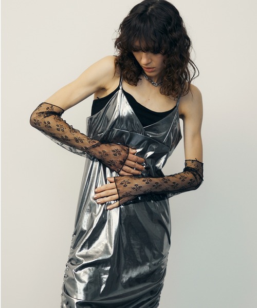 uyu.（ウユ）の「Metallic Side Drawstring Dress / メタリックサイドドロストキャミワンピース【uyu./ウユ】（ワンピース・レディース・シルバー/ブラック・FREE）」の9枚目の写真