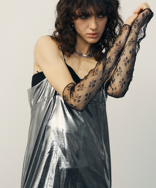 uyu.（ウユ）の「Metallic Side Drawstring Dress / メタリックサイドドロストキャミワンピース【uyu./ウユ】（ワンピース・レディース・シルバー/ブラック・FREE）」の10枚目の写真