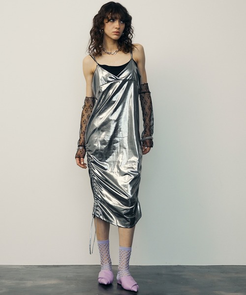 uyu.（ウユ）の「Metallic Side Drawstring Dress / メタリックサイドドロストキャミワンピース【uyu./ウユ】（ワンピース・レディース・シルバー/ブラック・FREE）」の6枚目の写真