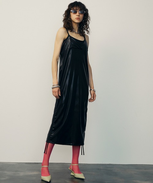 uyu.（ウユ）の「Metallic Side Drawstring Dress / メタリックサイドドロストキャミワンピース【uyu./ウユ】（ワンピース・レディース・シルバー/ブラック・FREE）」の13枚目の写真