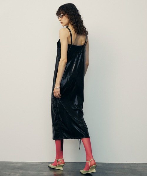 uyu.（ウユ）の「Metallic Side Drawstring Dress / メタリックサイドドロストキャミワンピース【uyu./ウユ】（ワンピース・レディース・シルバー/ブラック・FREE）」の15枚目の写真
