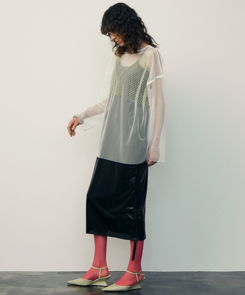uyu.（ウユ）の「Metallic Side Drawstring Dress / メタリックサイドドロストキャミワンピース【uyu./ウユ】（ワンピース・レディース・シルバー/ブラック・FREE）」の21枚目の写真