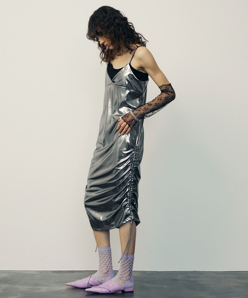 uyu.（ウユ）の「Metallic Side Drawstring Dress / メタリックサイドドロストキャミワンピース【uyu./ウユ】（ワンピース・レディース・シルバー/ブラック・FREE）」の8枚目の写真