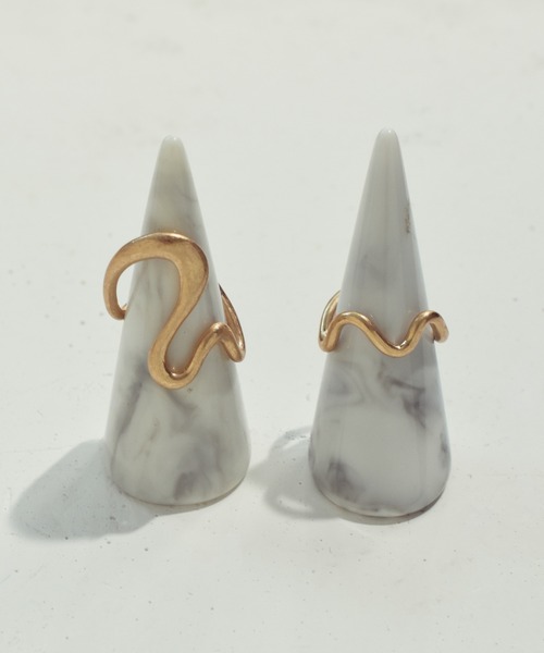 GOLDY(ゴールディ)の「ウェービー ライン セット リング(リング・レディース・ゴールド/シルバー系その他/ゴールド系その他/シルバー・FREE)」の9枚目の写真