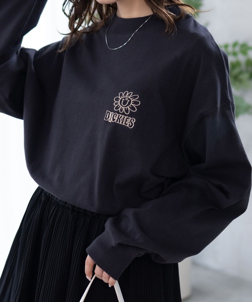 Dickies(ディッキーズ)の「Dickies ワンポイント刺繍 ロングTシャツ 長袖 ロンT(Tシャツ/カットソー・レディース・アイボリー/ブラック/ピンク・フリー)」の2枚目の写真