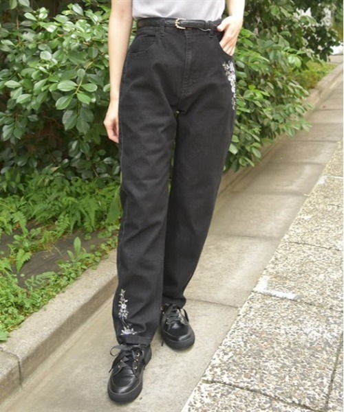 axes femme(アクシーズファム)の「エンブロイダリーデニムパンツ(デニムパンツ・レディース・インディゴブルー/ブラック・MEDIUM/LARGE)」の2枚目の写真