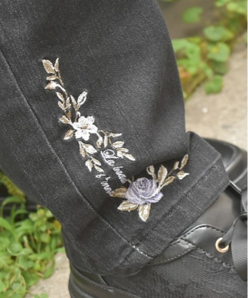 axes femme(アクシーズファム)の「エンブロイダリーデニムパンツ(デニムパンツ・レディース・インディゴブルー/ブラック・MEDIUM/LARGE)」の5枚目の写真