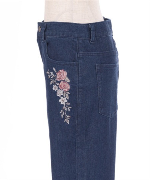 axes femme(アクシーズファム)の「エンブロイダリーデニムパンツ(デニムパンツ・レディース・インディゴブルー/ブラック・MEDIUM/LARGE)」の21枚目の写真