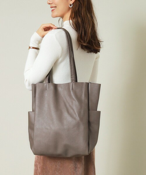ITS'DEMO（イッツデモ）の「◆【A4対応／通勤／6ポケット】収納上手になれるトート（トートバッグ・レディース・アイボリー/ブラック/ナチュラル/ブルー/ベージュ/シルバー/ダークグレー/ブロンズ・00）」の4枚目の写真
