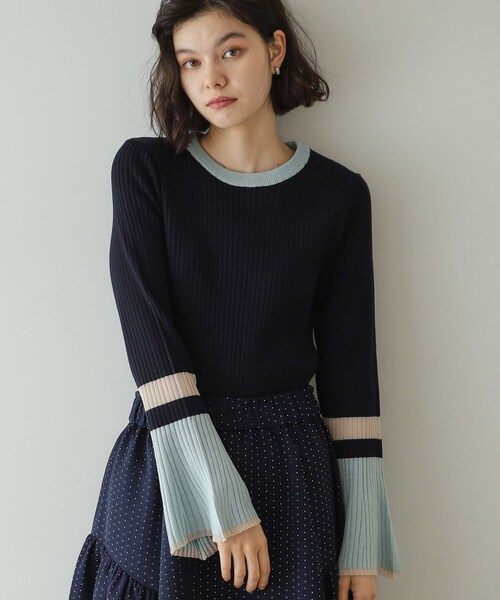 OPAQUE.CLIP（オペークドットクリップ）の「◆《Oggi掲載》配色フレアースリーブニット【洗濯機洗い可】（ニット/セーター・レディース・チャコール/ブラック系4/ネイビー系4・36/38/40）」の3枚目の写真