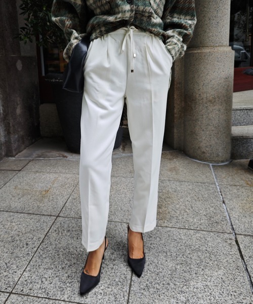 esutoreja(エストレジャ)の「テーパードセンタープレススラックス(スラックス・レディース・ホワイト/ブラウン/ブラック・S/M)」の2枚目の写真