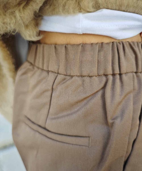 esutoreja(エストレジャ)の「テーパードセンタープレススラックス(スラックス・レディース・ホワイト/ブラウン/ブラック・S/M)」の16枚目の写真