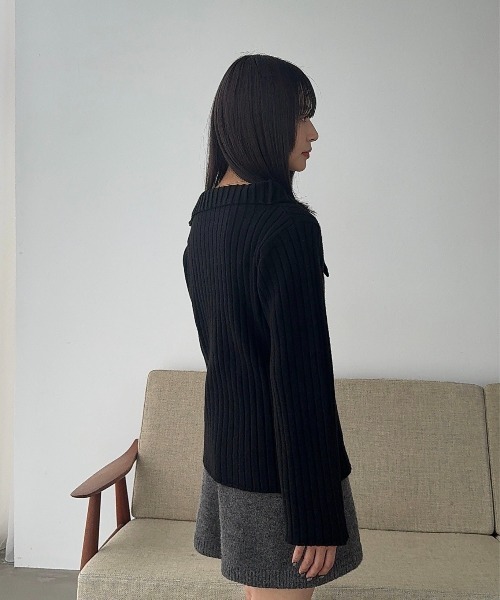 Amiur（エミレ）の「asymmetry collar nuance knit【Amiur × minami】/ アシンメトリーカラーニュアンスニット（ニット/セーター・レディース・オフホワイト/ブラック・FREE）」の4枚目の写真