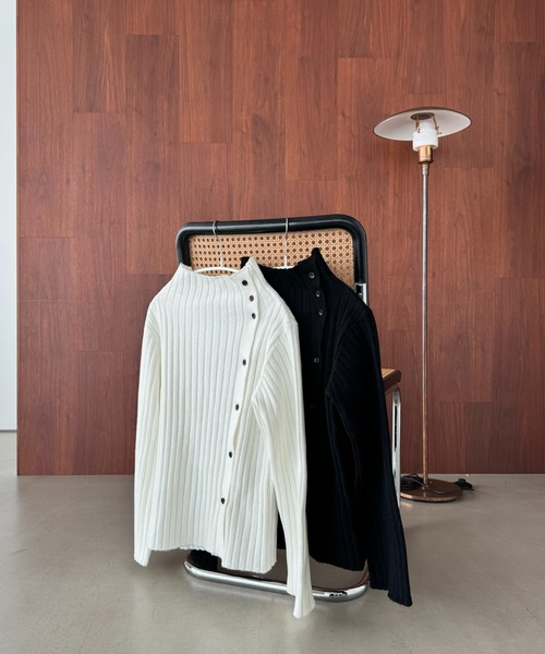 Amiur（エミレ）の「asymmetry collar nuance knit【Amiur × minami】/ アシンメトリーカラーニュアンスニット（ニット/セーター・レディース・オフホワイト/ブラック・FREE）」の3枚目の写真