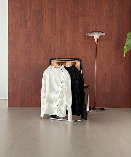 Amiur（エミレ）の「asymmetry collar nuance knit【Amiur × minami】/ アシンメトリーカラーニュアンスニット（ニット/セーター・レディース・オフホワイト/ブラック・FREE）」の8枚目の写真