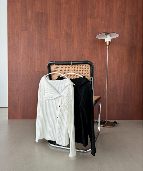 Amiur（エミレ）の「asymmetry collar nuance knit【Amiur × minami】/ アシンメトリーカラーニュアンスニット（ニット/セーター・レディース・オフホワイト/ブラック・FREE）」の7枚目の写真