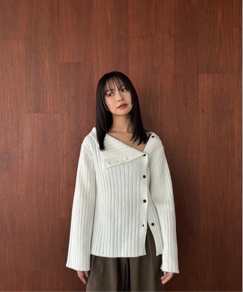 Amiur（エミレ）の「asymmetry collar nuance knit【Amiur × minami】/ アシンメトリーカラーニュアンスニット（ニット/セーター・レディース・オフホワイト/ブラック・FREE）」の9枚目の写真