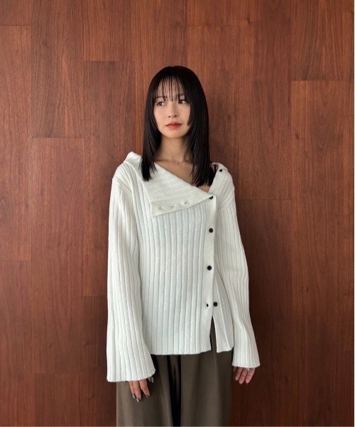Amiur（エミレ）の「asymmetry collar nuance knit【Amiur × minami】/ アシンメトリーカラーニュアンスニット（ニット/セーター・レディース・オフホワイト/ブラック・FREE）」の14枚目の写真