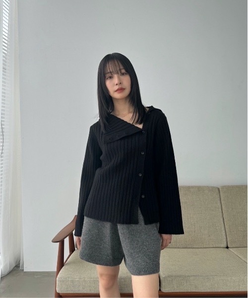 Amiur（エミレ）の「asymmetry collar nuance knit【Amiur × minami】/ アシンメトリーカラーニュアンスニット（ニット/セーター・レディース・オフホワイト/ブラック・FREE）」の13枚目の写真