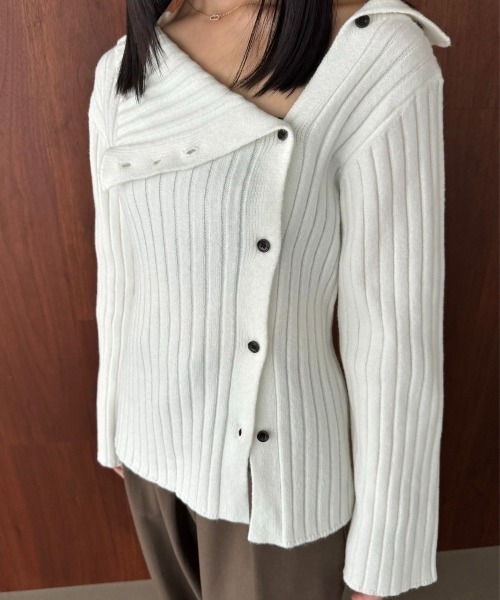 Amiur（エミレ）の「asymmetry collar nuance knit【Amiur × minami】/ アシンメトリーカラーニュアンスニット（ニット/セーター・レディース・オフホワイト/ブラック・FREE）」の12枚目の写真