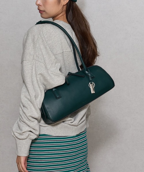 Ungrid(アングリッド)の「【Ungrid/アングリッド】シンプルスムース プレートチャーム付ワイドボストンバッグ(ボストンバッグ・レディース・ブラック/アイボリー/グレー/ブルー/キャメル/ダークベージュ/イエロー/ダークグリーン・FREE)」の6枚目の写真