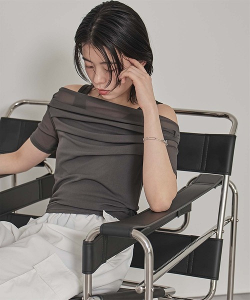 miette(ミエット)の「オフショルシアートップス(Tシャツ/カットソー・レディース・チャコール/アイボリー/レッド・FREE)」の3枚目の写真