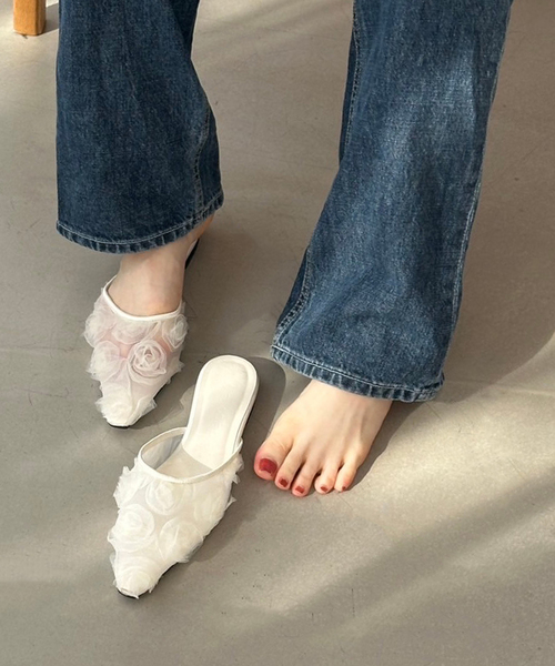 LE TALON（ルタロン）の「《WEB限定》Le decore / ル デコレ puffy rose ミュール（その他シューズ・レディース・アイボリー/ブラック×ブラック・SMALL/MEDIUM/LARGE）」の2枚目の写真