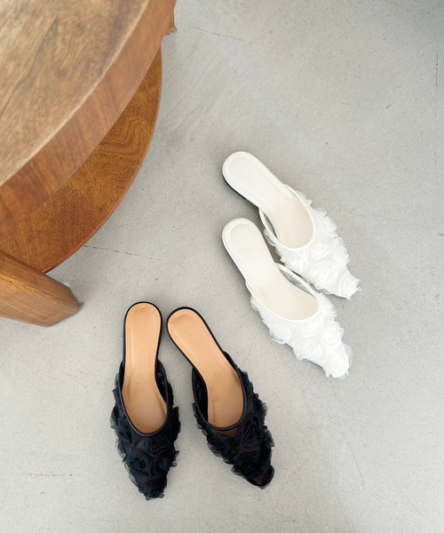 LE TALON（ルタロン）の「《WEB限定》Le decore / ル デコレ puffy rose ミュール（その他シューズ・レディース・アイボリー/ブラック×ブラック・SMALL/MEDIUM/LARGE）」の3枚目の写真