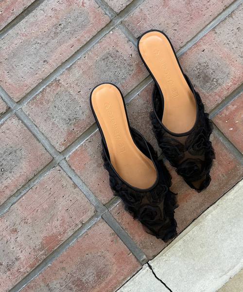 LE TALON（ルタロン）の「《WEB限定》Le decore / ル デコレ puffy rose ミュール（その他シューズ・レディース・アイボリー/ブラック×ブラック・SMALL/MEDIUM/LARGE）」の6枚目の写真