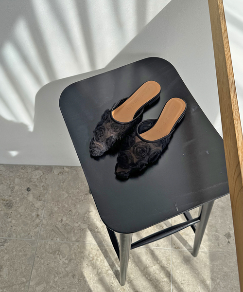 LE TALON（ルタロン）の「《WEB限定》Le decore / ル デコレ puffy rose ミュール（その他シューズ・レディース・アイボリー/ブラック×ブラック・SMALL/MEDIUM/LARGE）」の7枚目の写真