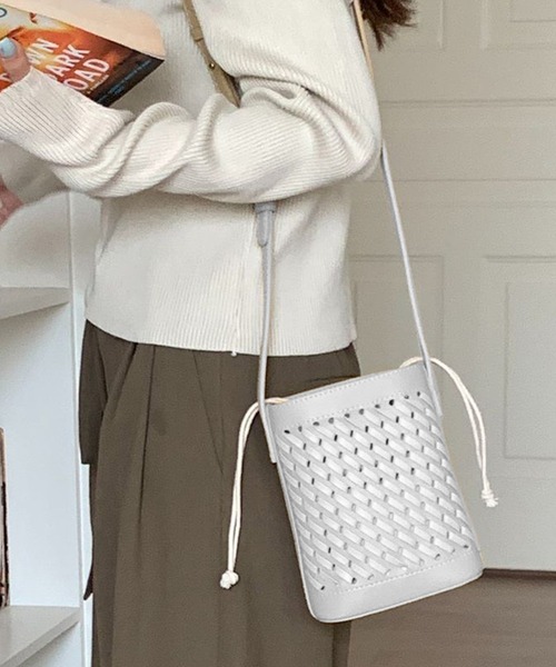 LOWO（ロワ）の「メッシュ編みバケツ型ミニショルダーバッグ（ショルダーバッグ・レディース・ベージュ/ブラック/グリーン/ブラウン/ホワイト・FREE）」の2枚目の写真