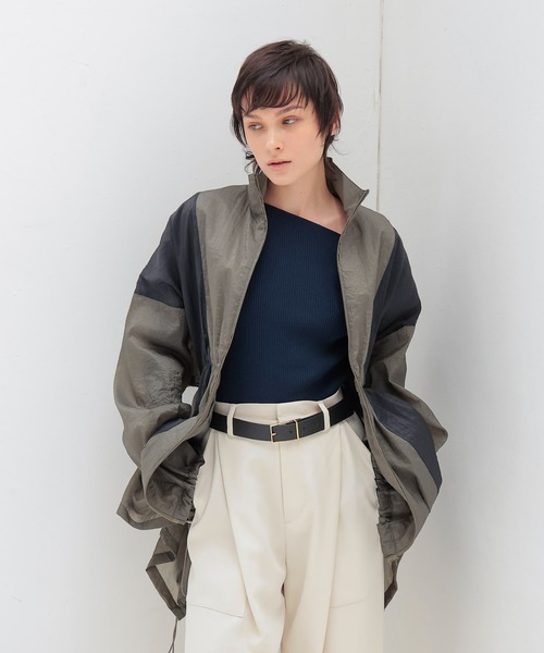 DRESSLAVE(ドレスレイブ)の「shiny cloud windbreaker(シャイニークラウドウインドブレーカー)(ブルゾン・レディース・カーキ/グレー・38)」の2枚目の写真