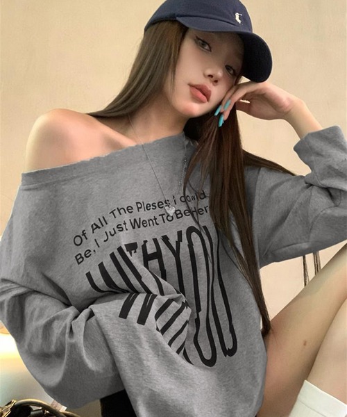 THE HITSS(ヒッツ)の「BIGロゴ ナンバリング プリント 前後2WAY ワンショルダー ロングTシャツ(Tシャツ/カットソー・レディース・グレー/ワイン・FREE)」の2枚目の写真