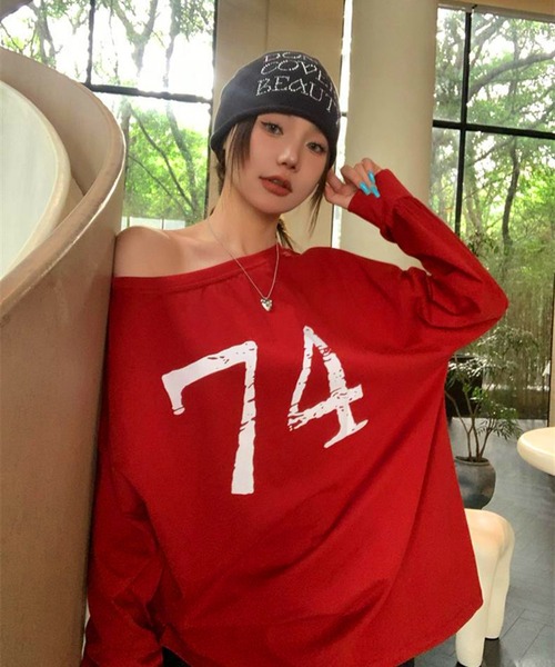 THE HITSS(ヒッツ)の「BIGロゴ ナンバリング プリント 前後2WAY ワンショルダー ロングTシャツ(Tシャツ/カットソー・レディース・グレー/ワイン・FREE)」の1枚目の写真