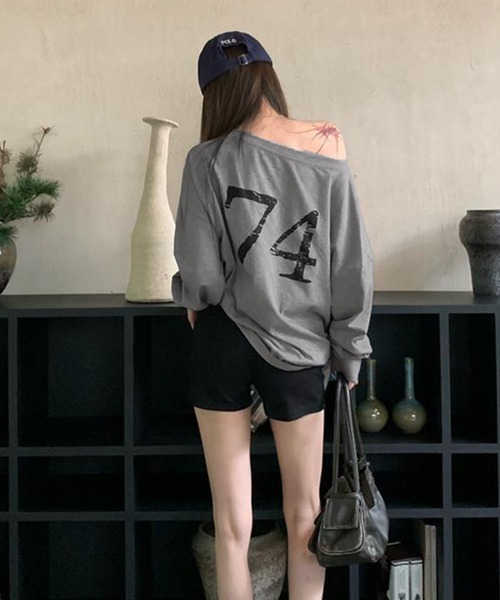 THE HITSS(ヒッツ)の「BIGロゴ ナンバリング プリント 前後2WAY ワンショルダー ロングTシャツ(Tシャツ/カットソー・レディース・グレー/ワイン・FREE)」の8枚目の写真