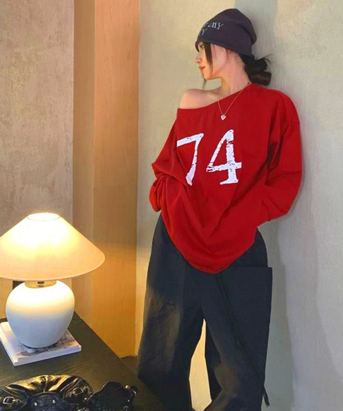 THE HITSS(ヒッツ)の「BIGロゴ ナンバリング プリント 前後2WAY ワンショルダー ロングTシャツ(Tシャツ/カットソー・レディース・グレー/ワイン・FREE)」の4枚目の写真